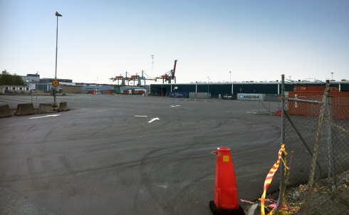 På den vanligtvis livligt trafikerade Port 4, gapar parkeringsplatsen nu tom i väntan på att konflikten ska lösas.Fotograf: Freddy Welle