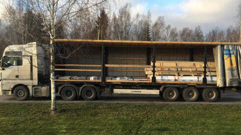 Speditören vars trailer syns på fotot är inte misstänkt för något brott.