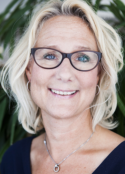Postnord vill ha fler egna förare i egna ekipage för att minska behovet av externa åkerier och bemanningsföretag, säger Helene Hasselskog.