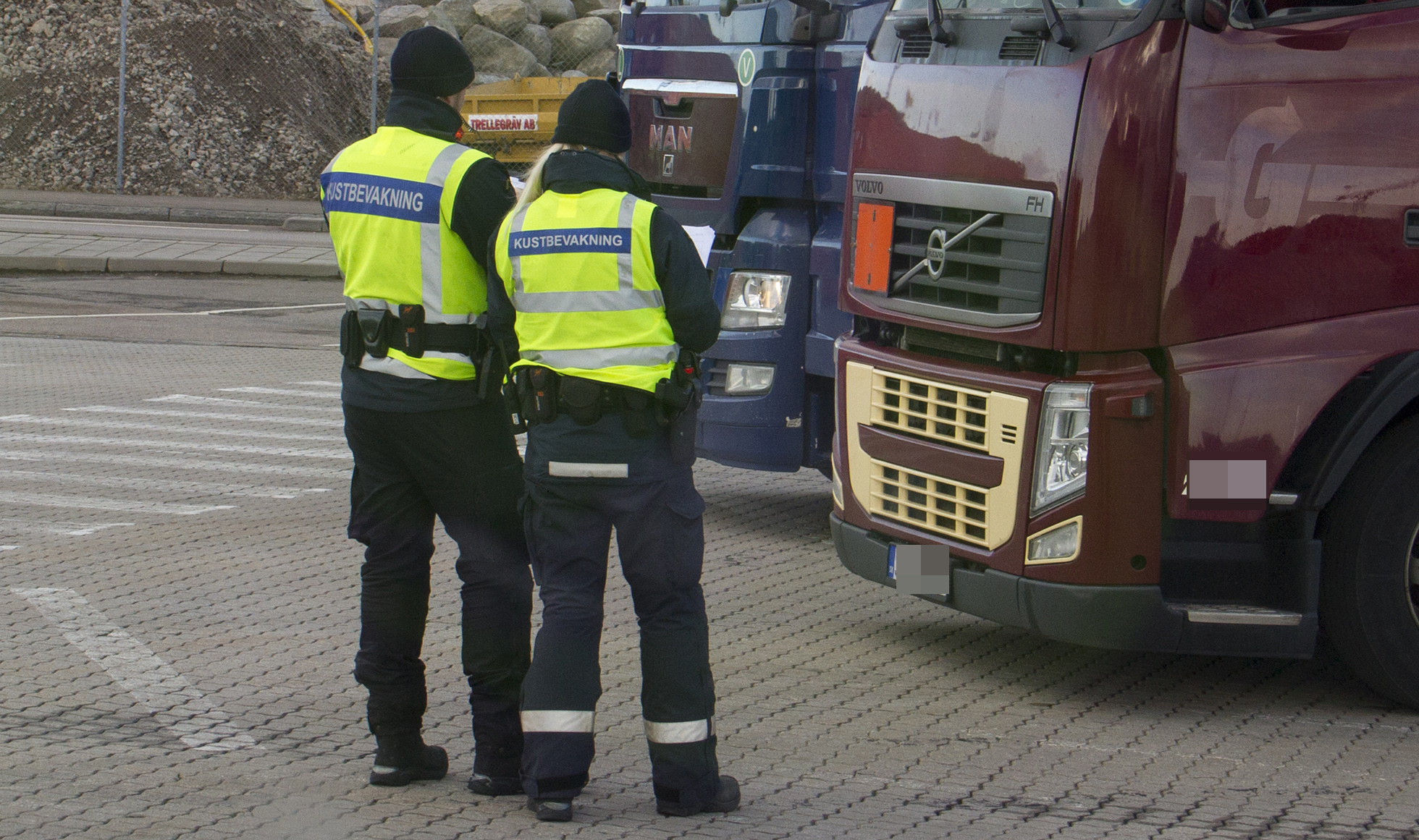 Dåligt säkrad farligt gods-last kostade föraren i den vinröda dragbilen 4 000 kronor vid gårdagens kontroll. Foto: Göran Rosengren