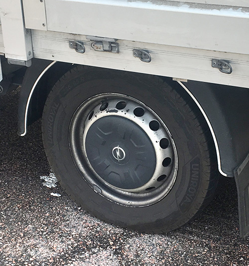 Däcken på den lilla lastbilen gjorde transporten