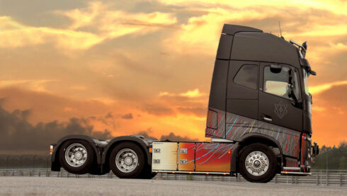 Hårdrockslastbilen Swedish Metal, en Volvo FH16 750, är resultatet av ett samarbete mellan Björn Gelotte från In Flames och Volvo Lastvagnars designavdelning. Foto: Volvo Lastvagnar