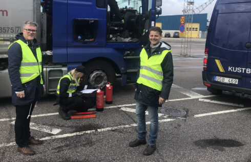 Farligt godsinspektören Jonna Ström i färd med att utföra en farligt godskontroll när Joakim Sandell (t vä) och Niklas Karlsson besöker henne och hennes kollega Arvid Tedvik i Helsingborgs hamn.