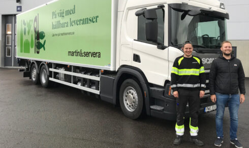 Chaufför Simon Sjöberg och transportledare Marcus Stockberg vid den senast levererade biogasbilen som kör ut varor från Martin & Servera i Norrköping.