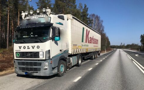 Karlsson Spedition äger inte längre denna trailer och säger till oss att det är bekymmersamt att deras företagsnamn syns i dessa och liknande sammanhang. Ett problem de delar med andra som har sålt sina enheter. Karlssons Spedition arbetar sedan en tid tillbaka på att finna en fungerande och kostnadseffektiv lösning för att få bort logotypen från de trailers de säljer. Foto: Roger Ogemar