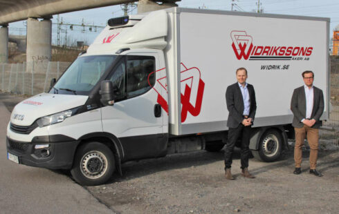 Johan Nyblom från Widriksson Logistik tillsammans med Magnus Hugne från MediCarrier. Foto: Didriksson Logistik