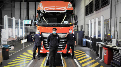 DAF-lastbilsproduktionen rullar igen. Under de senaste fyra veckorna har fabrikerna infört nya åtgärder inom hygien och social distans. Som en försiktighet bär produktionspersonalen nu ansiktsmasker. Foto: DAF Trucks