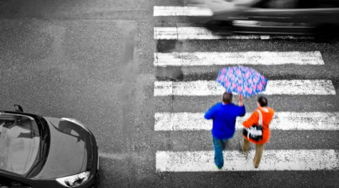 Hur kan vi bättre få in ett jämställdhets- och rättviseperspektiv för att på så vis lyfta trafiksäkerheten i Sverige ytterligare ett snäpp? Det har Trivector studerat i ett forskningsprojekt finansierat av Trafikverkets Skyltfonden.