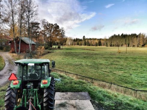 Klimatskadliga utsläpp från arbetsmaskiner kan närma sig noll med alkoholer i stället för diesel som drivmedel. Foto: Malin Strandvall, Unsplash.