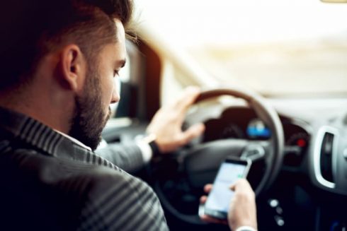 Män har svårast att lägga undan mobiltelefonen under körning, visar undersökningen.