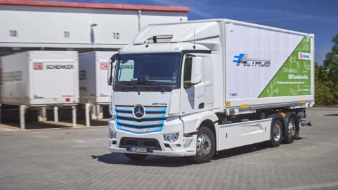 Efter två års tester rullar nu eldrivna tunga lastbilen Mercedes-Benz eActros i vardagstrafik för DB Schenker i Leipzig.