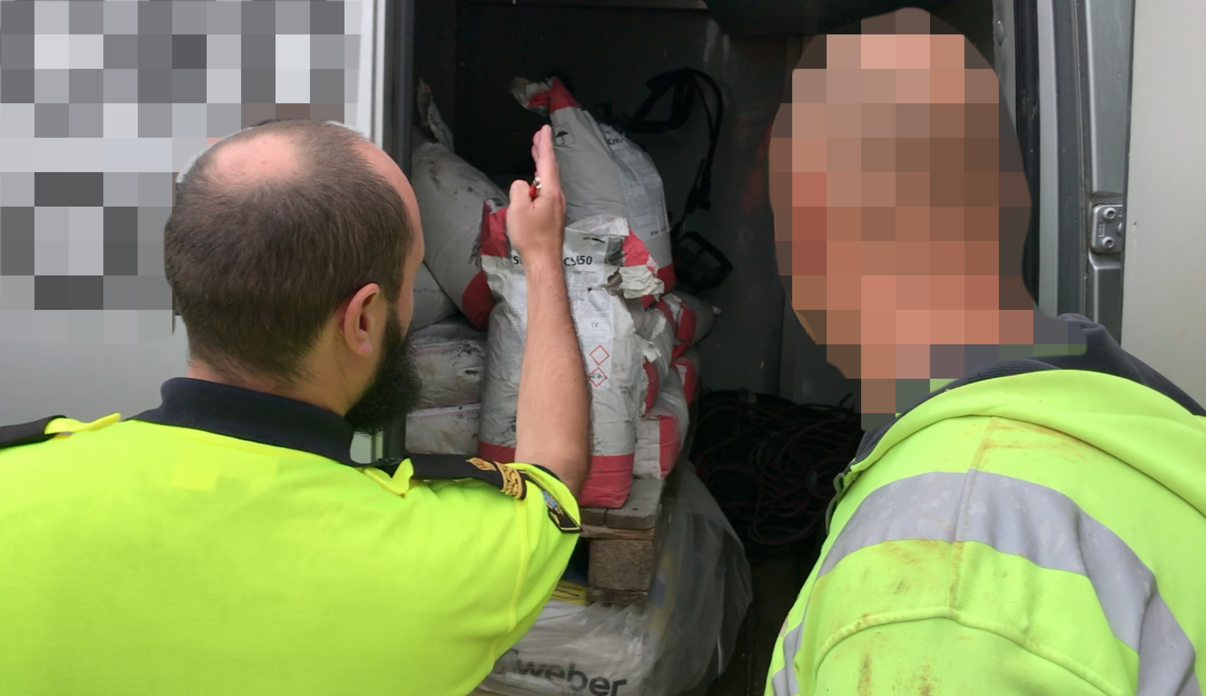 Med yviga gester förklarar trafikpolisen vilka konsekvenser den dåligt surrade lasten hade kunnat få. Foto: Göran Rosengren