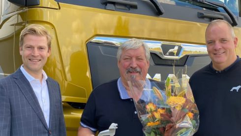Första kundleverans av MAN:s nya lastbilsgeneration. Från vänster Fabian Knappik, försäljningsdirektör MAN Truck & Bus, Sören Abrahamsson, vd Team Abris AB och Evert Landgren, försäljningschef Region Syd MAN Truck & Bus.