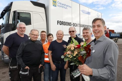 Rektor Bengt Bobeck med blommor tillsammans med stolta lärare på transportprogrammet. Foto: Curt-Robert Lindqvist