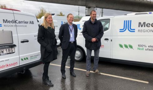 Från vänster: Stockholms klimat- och miljöborgarråd Katarina Luhr, Widriksson Logistiks VD Johan Nyblom och ordförande i riksdagens trafikutskott Jens Holm.