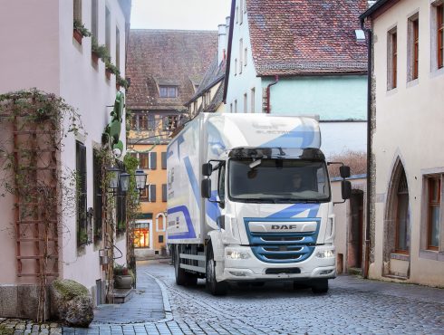 DAF Trucks lanserar LF Electric, en elektrisk transportlastbil för stadstrafik med räckvidd på upp till 280 kilometer utan utsläpp.