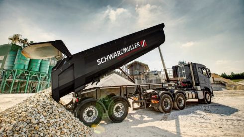 Schwarzmüller levererar alla trailers från fabrik med installerad telematik från idem telematics. Alla anläggningsfordon är också utrustade med Schwarzmüller Intelligent Telematics. Funktionen kan byggas ut ondividuellt. Foto: Schwarzmüller.