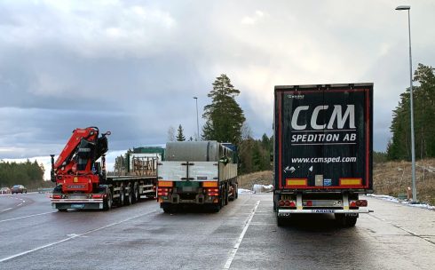Till höger står den obesiktade trailern, men CCM är inte misstänkta för något brott. I mitten det överlastade ekipaget som av fordonet till vänster fick hjälp att omfördela lasten.