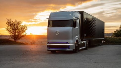Mercedes-Benz GenH2 är en konceptlastbil som tankas med flytande väte och har en räckvidd på 100 mil enligt tillverkaren. 2023 ska lastbilen vara redo att testas i skarpt läge. Foto: Daimler Truck AG.