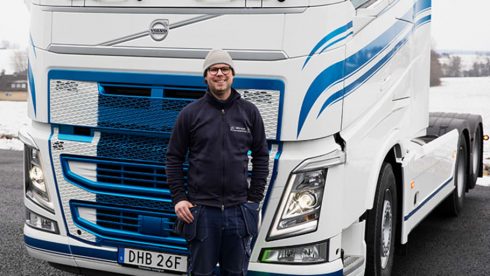 Christoffer Ekman, trafikledare och fordonsansvarig på Mörarps Frystransporter framför den nya gasbilen.