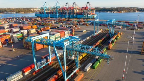 Efter den den 140 mil långa resan från Piteå rullar tågen direkt in på Göteborgs hamns containerterminal. Där kan lasten lyftas direkt på fartyg för vidare transport ut i världen. Bild: Göteborgs Hamn AB.
