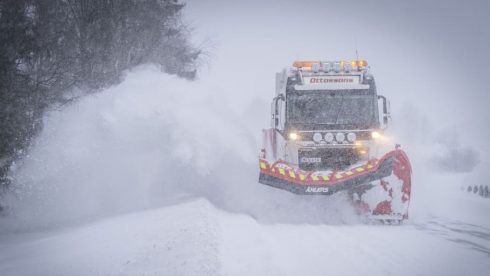 De senaste åren har Trafikverket sett en nedåtgående trend i hur många företag som är med i upphandlingarna av vinterväghållning, även om intresset ökat något senaste vintern. Foto: Sten Strömgren.