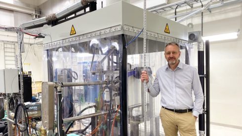 Toni Hagelberg, Head of Sustainable Power, på Volvo CE, i företagets nya testlaboratorium.