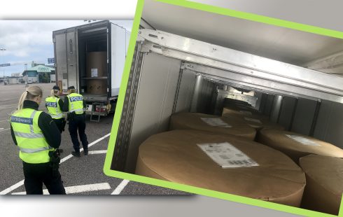 Farligt godsinspektör Jonna Ström antecknar medan poliserna skriver ut böter till föraren.