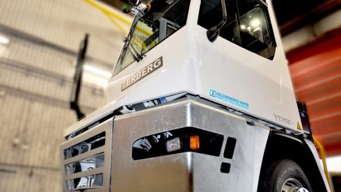 Helsingborgs Hamns eldrivna nytillskott i maskinparken går under smeknamnet Elinor. Nu väntar utbildning för hamnens personal innan dragbilen kan rulla i produktionen.