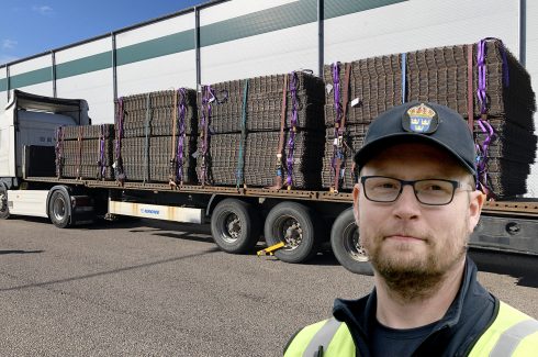 Förutom otillräcklig lastsäkring, klampas trailern med ett tekniskt körförbud. Några reparationer får dock inte trailerverkstaden utföra. Till höger ser vi bilinspektör Tommy Berg (fotomontage).