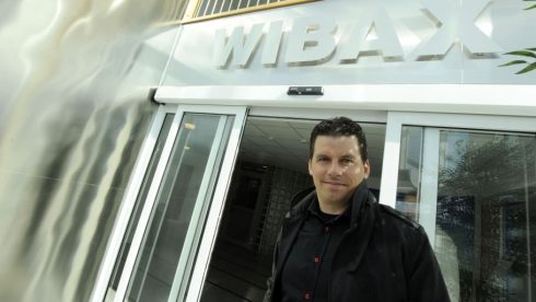 - Vi vill vara med på de hållbara lösningar som finns, vara med i bräschen och vi är beredda på att lägga ner en hel del pengar på detta. Det stämmer väl ihop med våra transportuppdrag, säger Jonas Wiklund, CEO Wibax Group.