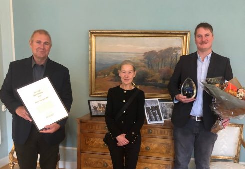 Ordförande i Godstransportrådet Skåne/Blekinge tillika landshövding i Skåne län, Anneli Hulthén, flankerad av prisvinnaren Mertz med Thomas Frej till vänster och Karl-Johan Mertz till höger.