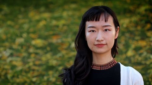 KTH-forskaren Xiong Xiao använder ultraljud tillsammans med ättiksyra och citronsyra i stället för svavelsyra när hon återvinner metallerna i batterierna. Foto: Peter Ardell