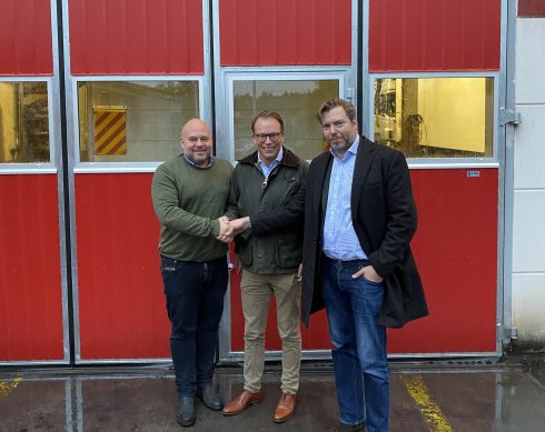 Från vänster ser vi Staffan Lindewald, vd Malte Månson, Mattias Nilsson, vd Tecto Trucks och säljare av Hagelids samt Magnus Åbjörnsson, CFO Malte Månson.