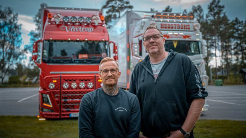 Strands-ambassadörerna Filip Berg och Fredrik Hultman, som tillsammans med Strands kört för barncancerfonden.