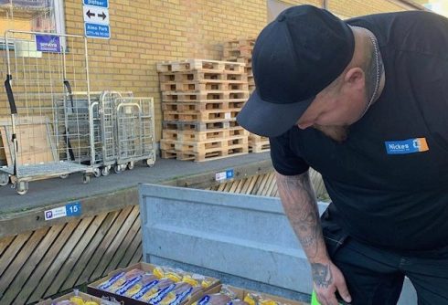 Ibland  ger sig ledningen också ut på ”golvet”. Här är det Johnny ”Berra” Berntsson, vd på Nickes Åkeritjänst, som gjort precis det. Foto: Nickes Åkeritjänst.