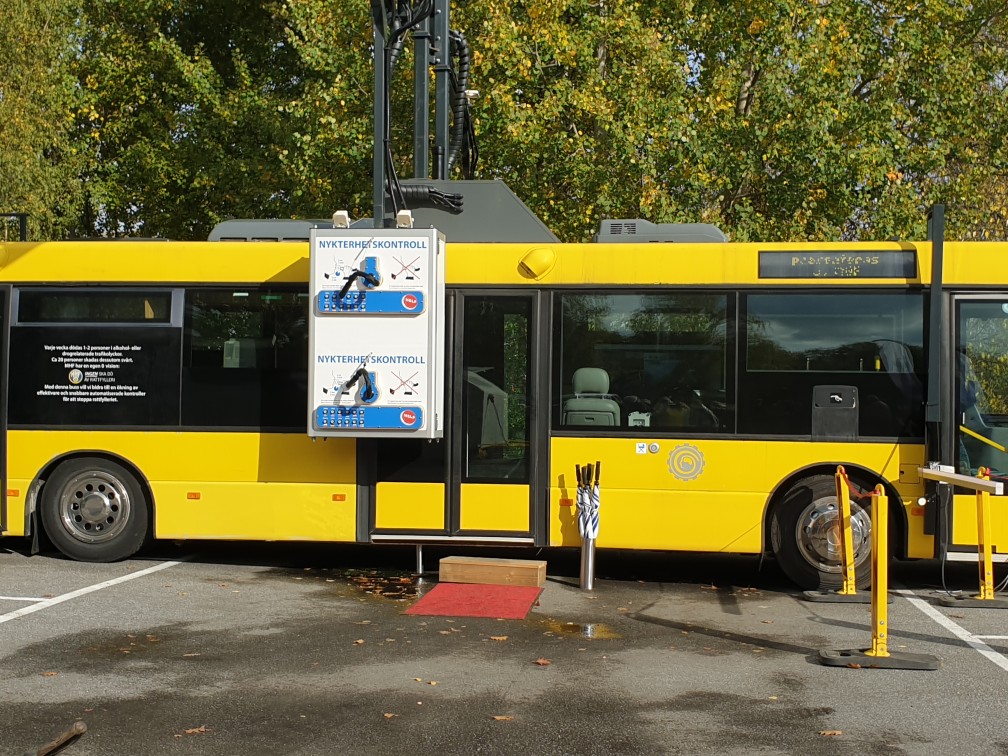 Prototyp av en buss med snabba och säkra inbyggda kontrollstationer.