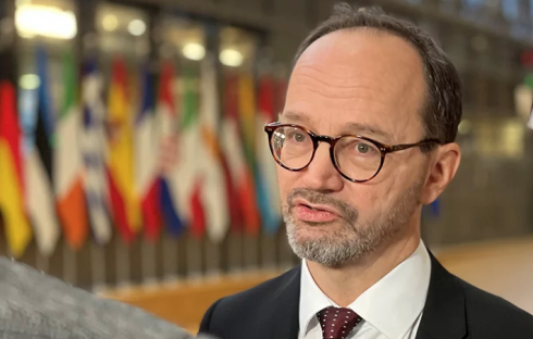 Infrastrukturminister Tomas Eneroth träffar pressen inför rådsmötet. Foto: EU-representationen