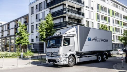 Antalet registrerade Mercedes-Benz lastbilar i segmentet över sex ton ökade med mer än 20 % under 2021 jämfört med 2020. Med en marknadsandel på 10,6% befäster Mercedes-Benz sin position som landets klart största importmärke när det gäller lastbilar.