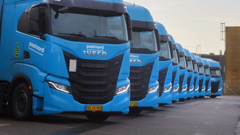 Dessa tio gasbilarna från Iveco är de första som levereras till Postnord i Danmark.