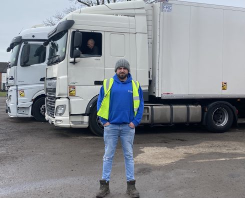 Brett Parker framför ett av de ukrainska ekipage som stannat på parkeringen för att invänta utvecklingen i hemlandet.