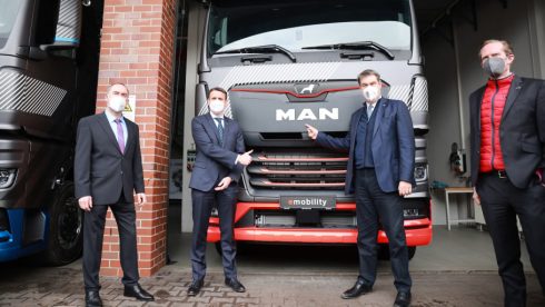 Prototypen av MAN elektriske lastbil. Från vänster står Hubert Aiwanger, Bayerns ekonomiminister, Alexander Vlaskamp, vd MAN Truck & Bus, dr. Markus Söder, premiärminister i Bayern och dr. Frederik Zohm, CTO MAN Truck & Bus.