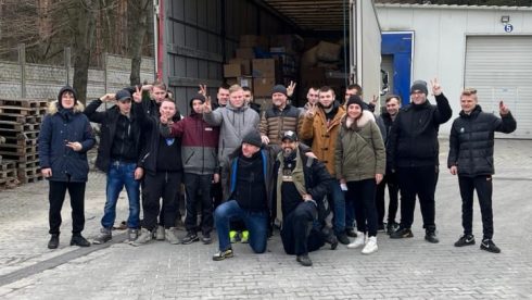 Det var ett glatt gäng som tog emot alla varor på den polska sidan, för att sedan transportera det vidare till Ukraina. Foto: Apotea.