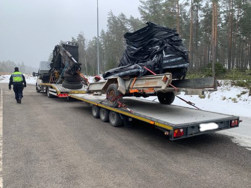 Den del av lasten som berstårr av kranen, tar Västeråsföretaget med sig för att säkra betalning för utfört arbete.