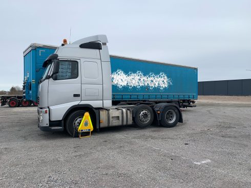 Föraren tog sin ordinarie veckovila i hytten när han stod på speditörens terminal i Danmark.