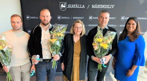 Från vänster: Årets unga företagare i Järfälla; Mikael Mathessis och Simon Nader, Lena Pramer ordförande i Företagarna, Årets företagare Tommi Pettersson från Wiklunds Åkeri samt kommunstyrelsens ordförande i Järfälla, Emma Feldman (M)