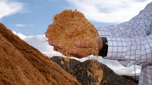 Avverkningsrester som sågspån, lignin och halm kan användas för att öka den svenska produktionen av biodrivmedel. Foto: Anders Haaker.