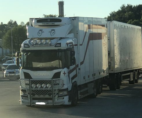 Trots att DSV sagt upp avtalet med Västeråsåkeriet och Coop bekräftar att åkeriet inte får lasta deras gods, är det precis vad detta ekipage gör. Foto: Läsarbild.
