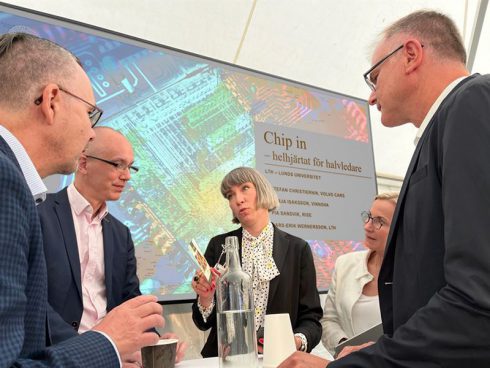 Ett första möte om en nationell strategi för halvledare bokas in av Erik Renström, rektor Lunds universitet, Stefan Christiernin, forskningschef för Volvo Cars, Darja Isaksson, generaldirektör för Vinnova, Pia Sandvik, vd för RISE och Lars-Erik Wernersson, professor i nanoelektronik vid LTH. Foto: Jessica Sjögren.