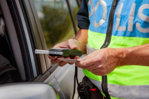 Omhändertagna körkort från polisen minskade med 20 procent under det första halvåret 2022 jämfört med samma period förra året. Foto: Adobe Stock.